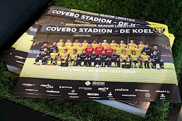 Teamposter en voetbalklappers gratis verkrijgbaar in de fanshop