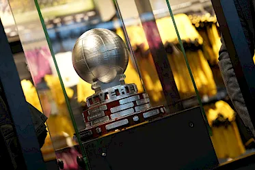Ald VVV overhandigt replica van Zilveren Bal uit 1954 aan VVV-Venlo