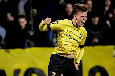 VVV-Venlo pakt met tien man in blessuretijd volle buit na spektakelstuk tegen Jong PSV