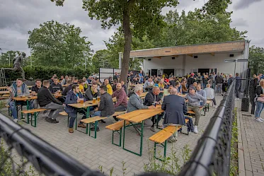 Optredens van De Flamingooos, Big Benny en feestband Herrie in Fancafé 'Beej Jan'