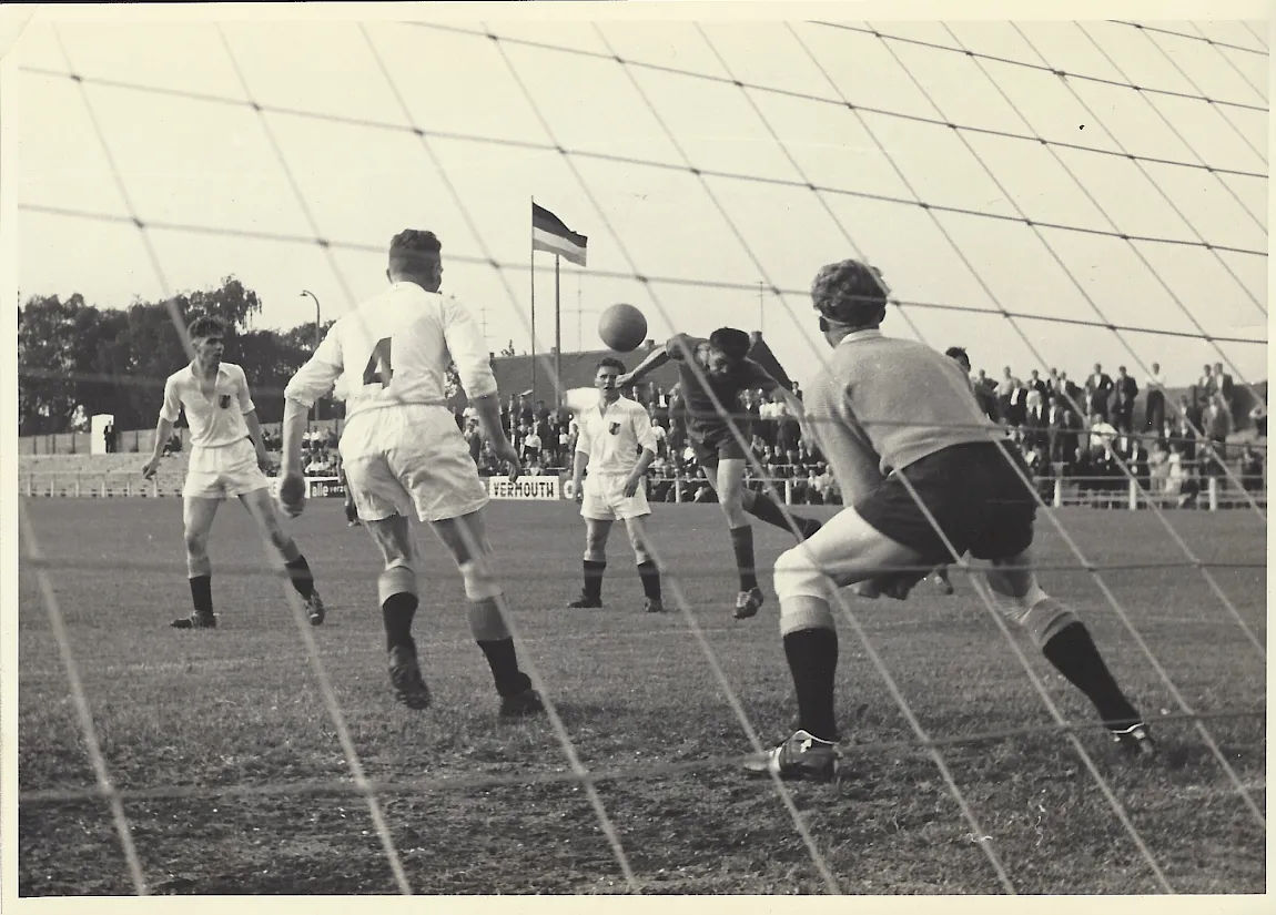 4__wedstrijdbeeld_uit_vvv-zwartemeer_op_7_juni_1959__herman_teeuwen_belaagt_het_zwartemeer-doel.jpeg