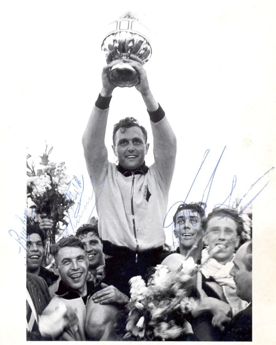 11__aanvoerder_gijs_nass_op_de_schouders_van_frans_swinkels_en_jan_klaassens.jpeg