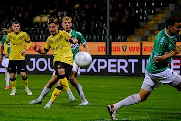 Strijdend VVV-Venlo komt met tien man net te kort tegen FC Dordrecht