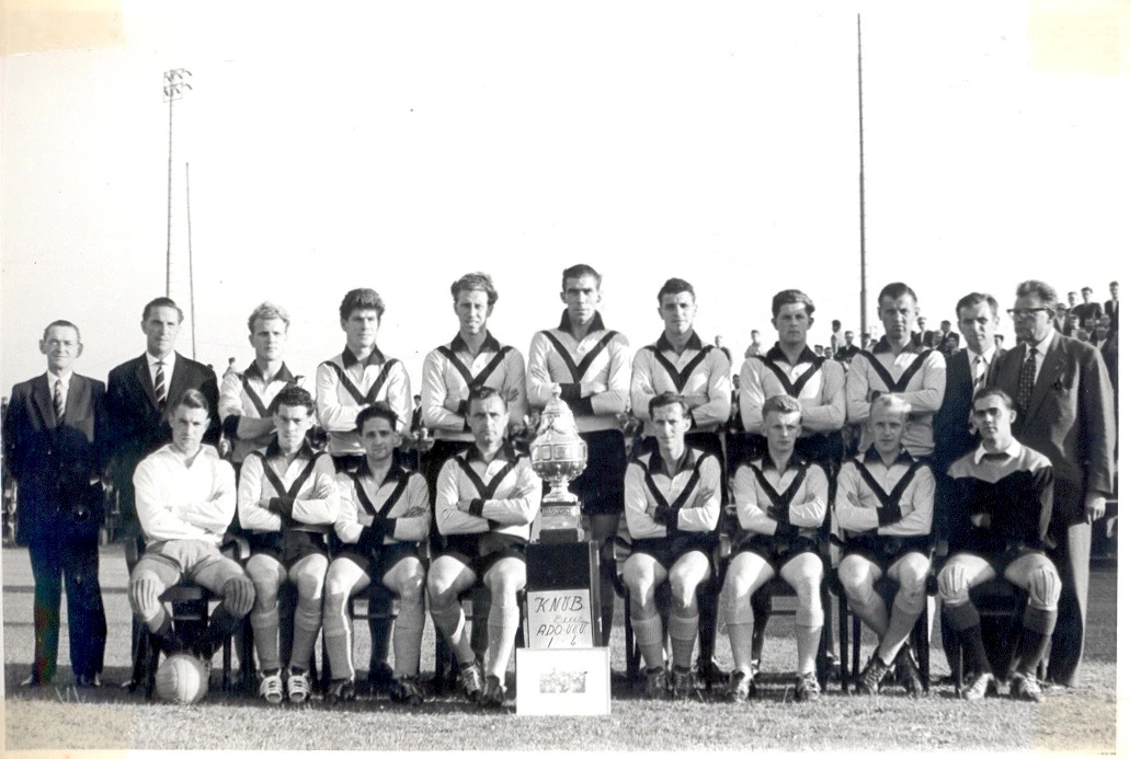 1959_beker_foto_met_selectie_dag_na_winst_in_de_kraal.jpg