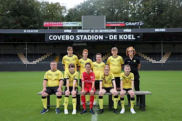Deelnemers Bijzondere Eredivisie lopen met spelers VVV-Venlo het veld op
