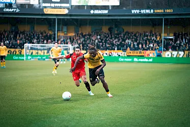 VVV-Venlo strijdend ten onder tegen koploper FC Volendam