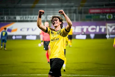 Matoug schiet VVV-Venlo met heerlijke vrije trap voorbij Jong Ajax