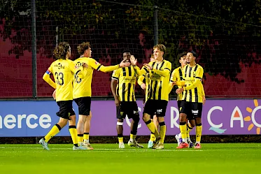 VVV-Venlo boekt heerlijke eerste uitzege in spektakelstuk tegen Jong Ajax