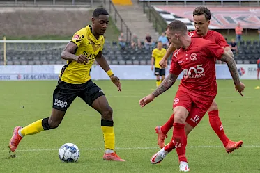 Clem Janssen verricht aftrap bij seizoensopener tegen Almere City