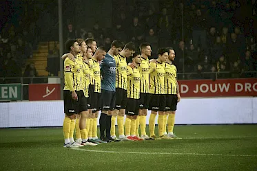 Minuut stilte voorafgaand aan jubileumwedstrijd