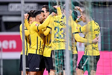 Janssen bezorgt VVV-Venlo drie punten na krankzinnig slot in Dordrecht